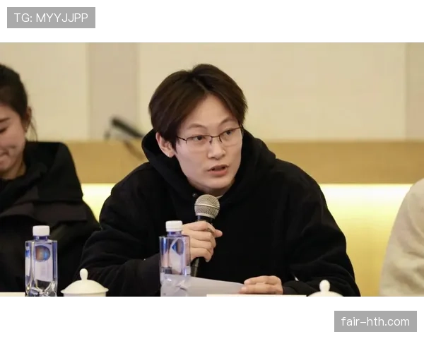 杨力维上场像战神，下场背着帆布袋去买菜，反差我笑喷